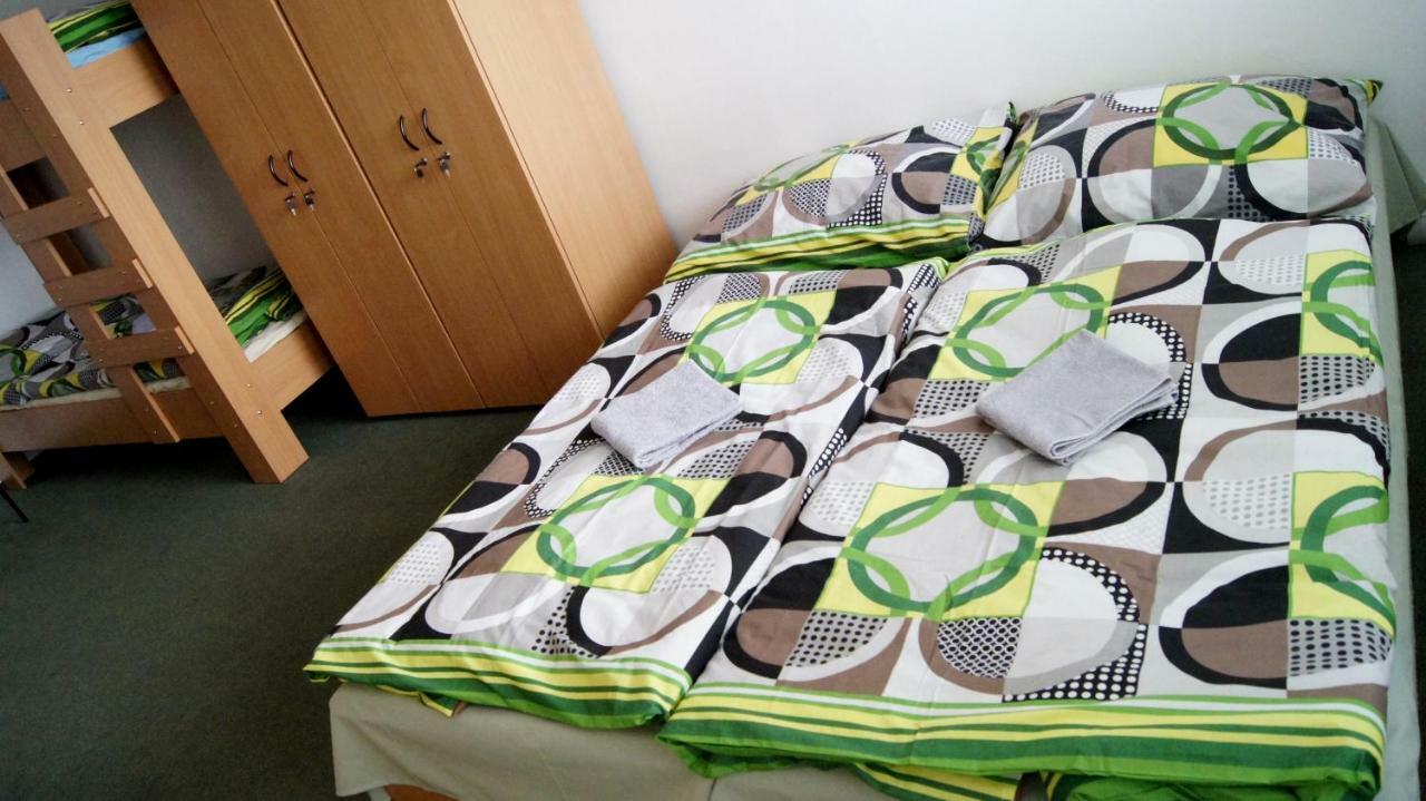Km House Cerny Most Hostel Praga Exterior foto