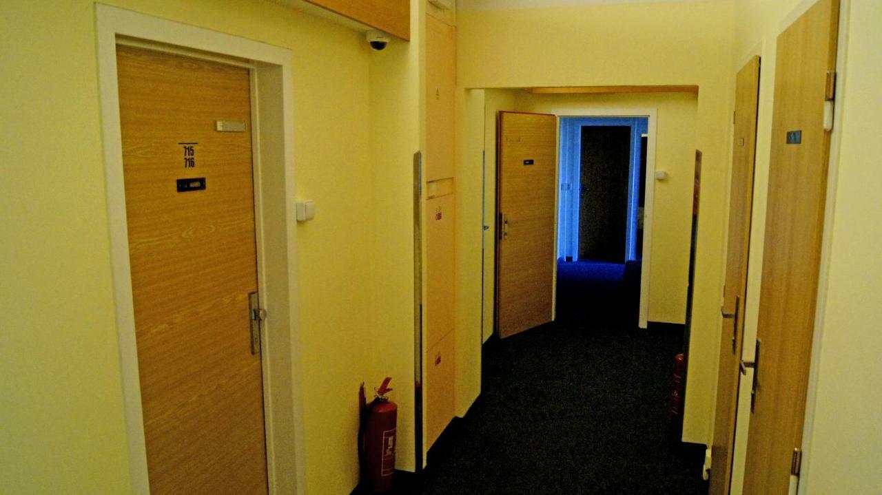 Km House Cerny Most Hostel Praga Exterior foto