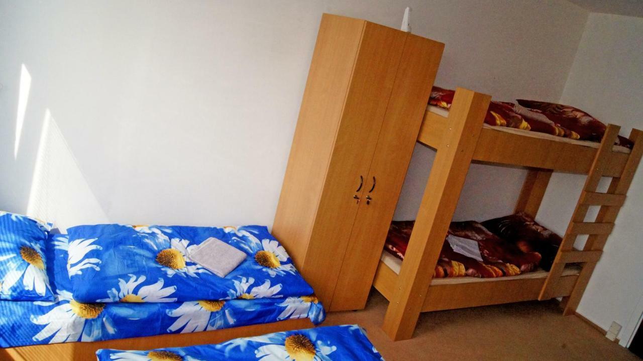 Km House Cerny Most Hostel Praga Exterior foto
