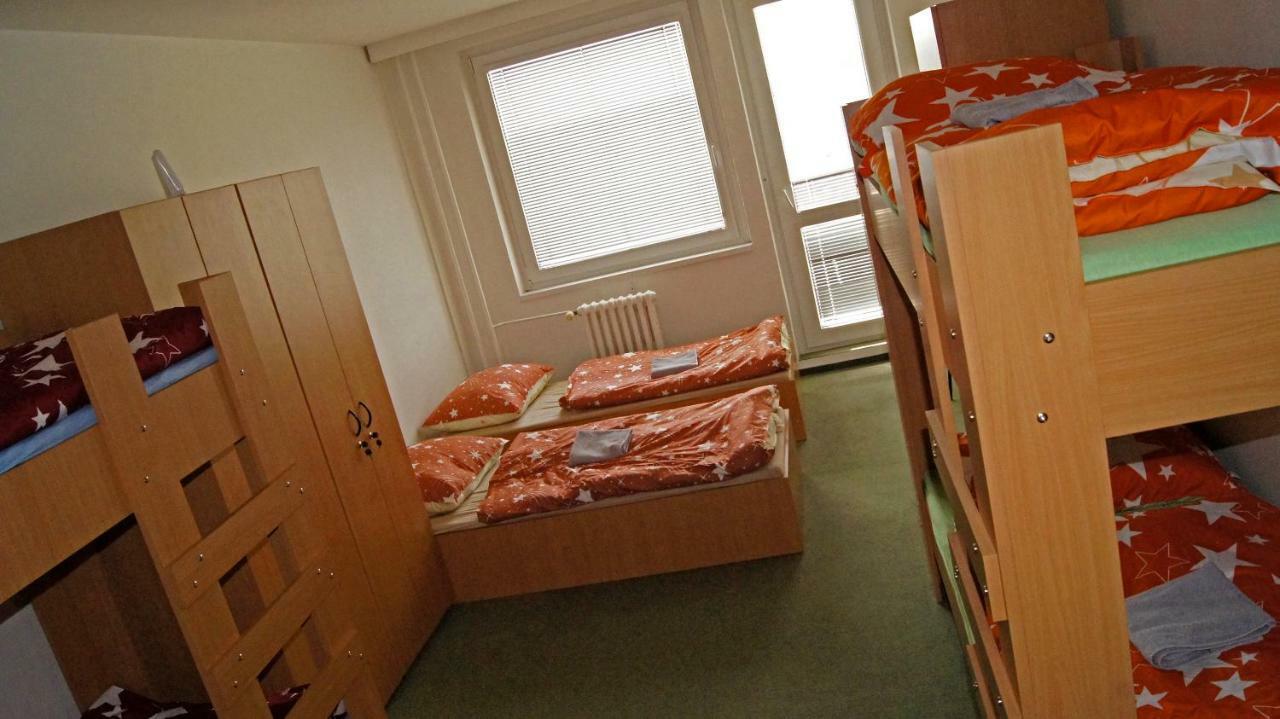Km House Cerny Most Hostel Praga Exterior foto