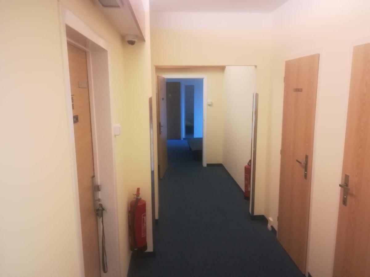 Km House Cerny Most Hostel Praga Exterior foto