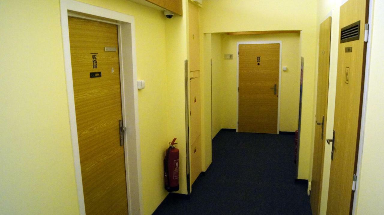 Km House Cerny Most Hostel Praga Exterior foto
